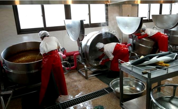 급식실 청소 모습.jpg